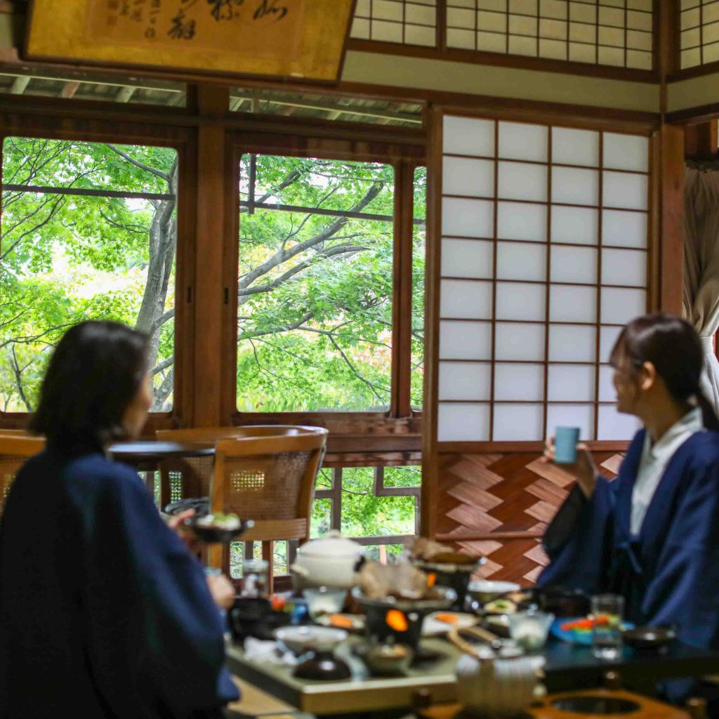 庭を眺めながらの食事